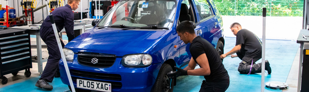 Technicians trophy 2023 - students working on a car